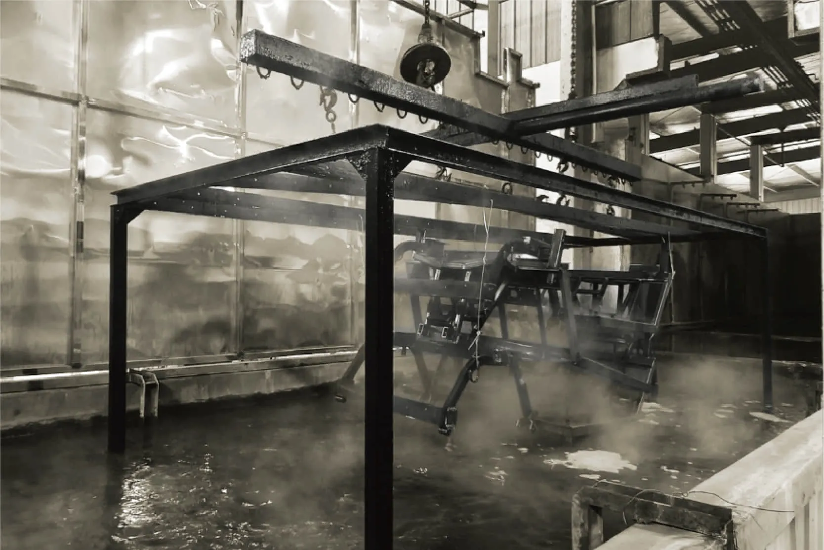 Proceso de recubrimiento por electroforesis para chasis de carritos de golf resistentes a la corrosión.