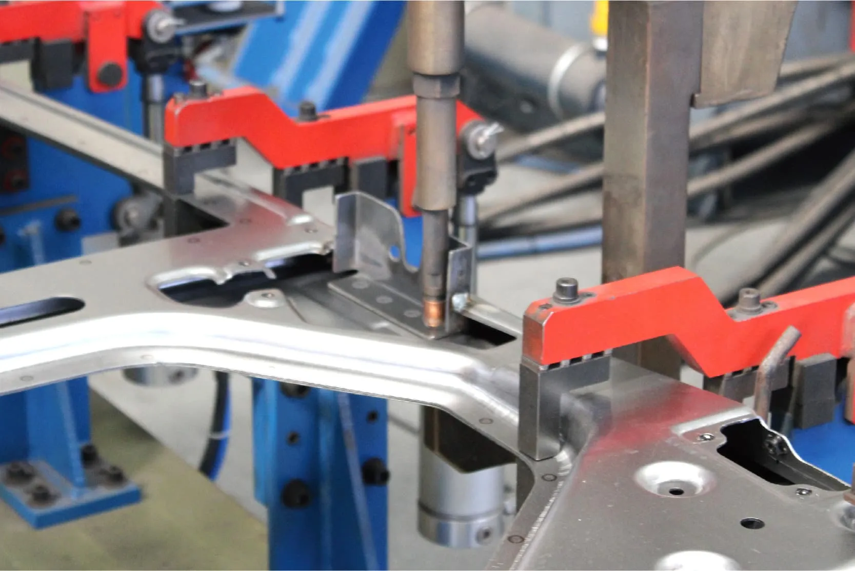 Soldadura automatizada de precisión en la línea de ensamblaje de vehículos eléctricos de golf.